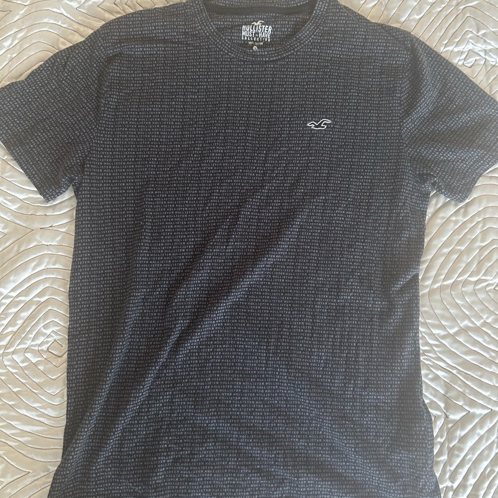 Hollister Men's Dark Gray Patterned Tee